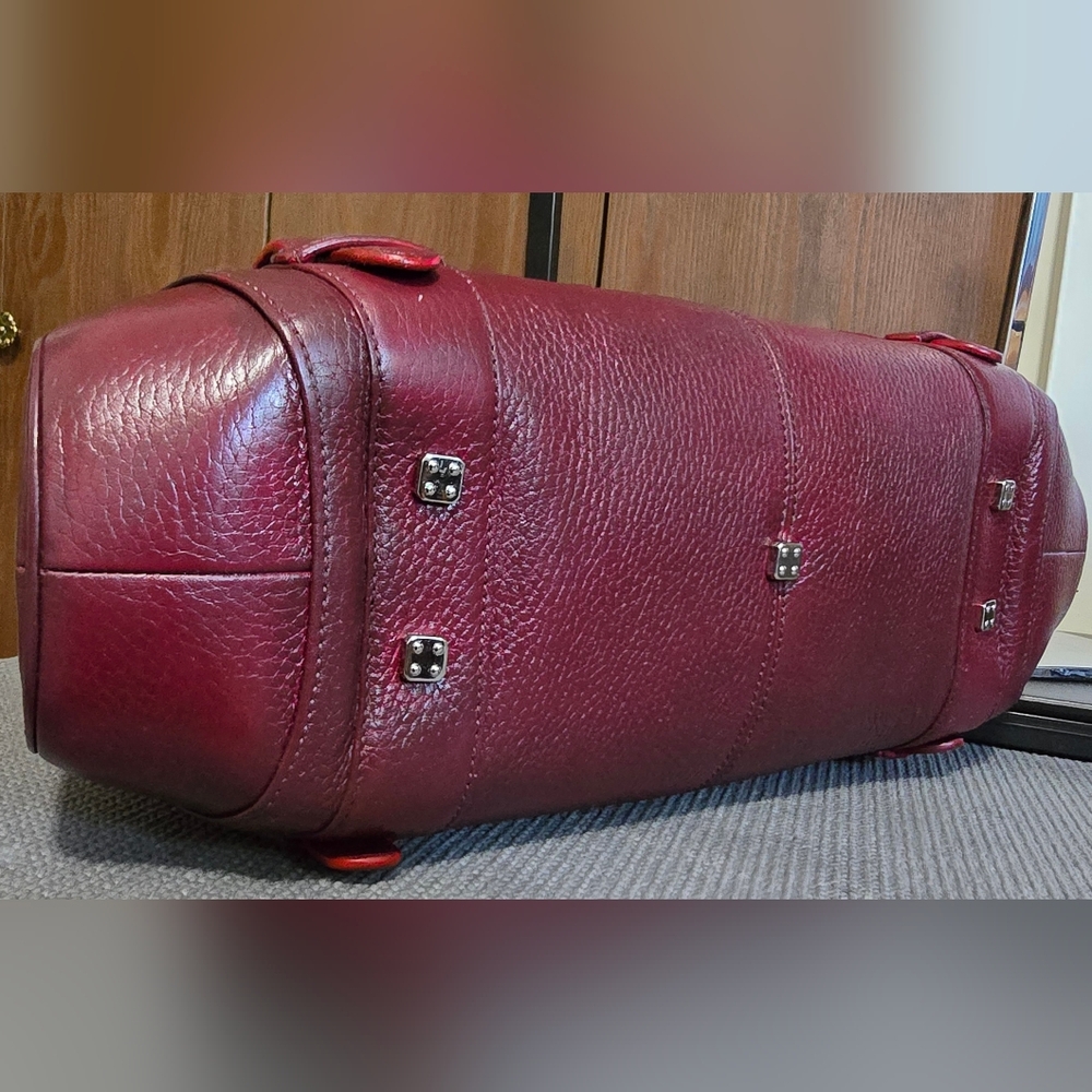 Elegant Loewe Senda Leather Handbag - Picture 14 of 15